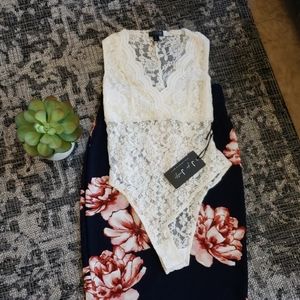 NWT Beautiful detailed laced cream body suit-Med